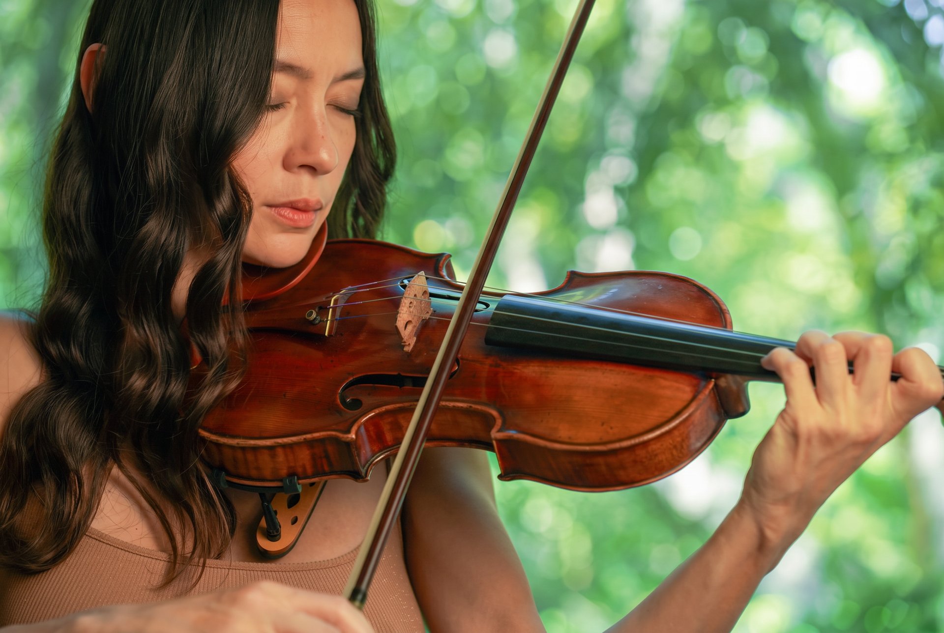 Lucia Micarelli playing violin outdoors