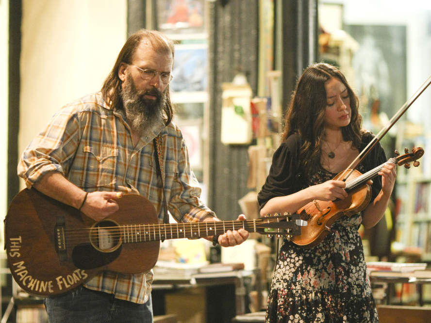 Lucia Micarelli as Annie and Steve Earle playing music together in Treme